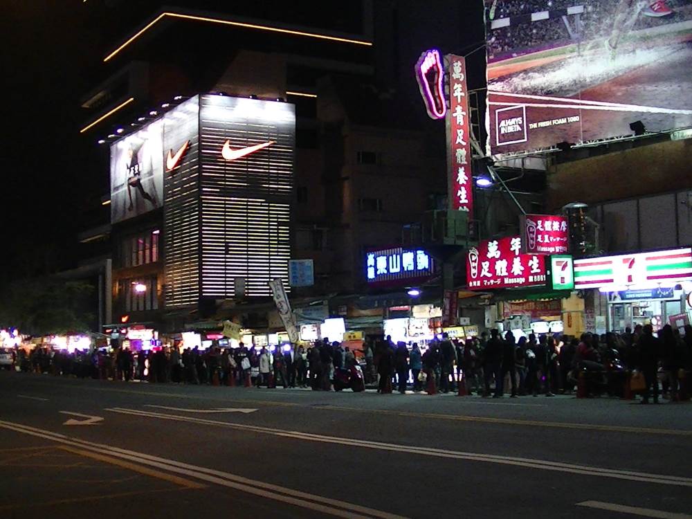 Eerste gedeelte van de Shilin nightmarket in Taipei in Taiwan.
